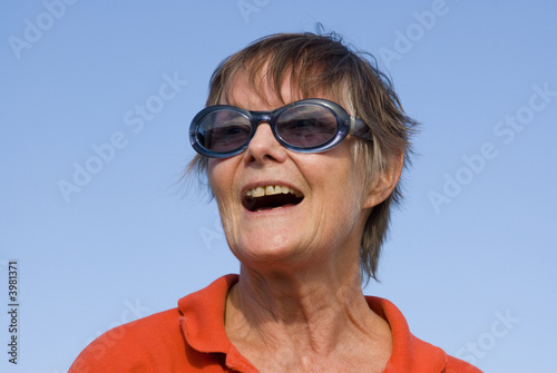 Portrait rufende Seniorin