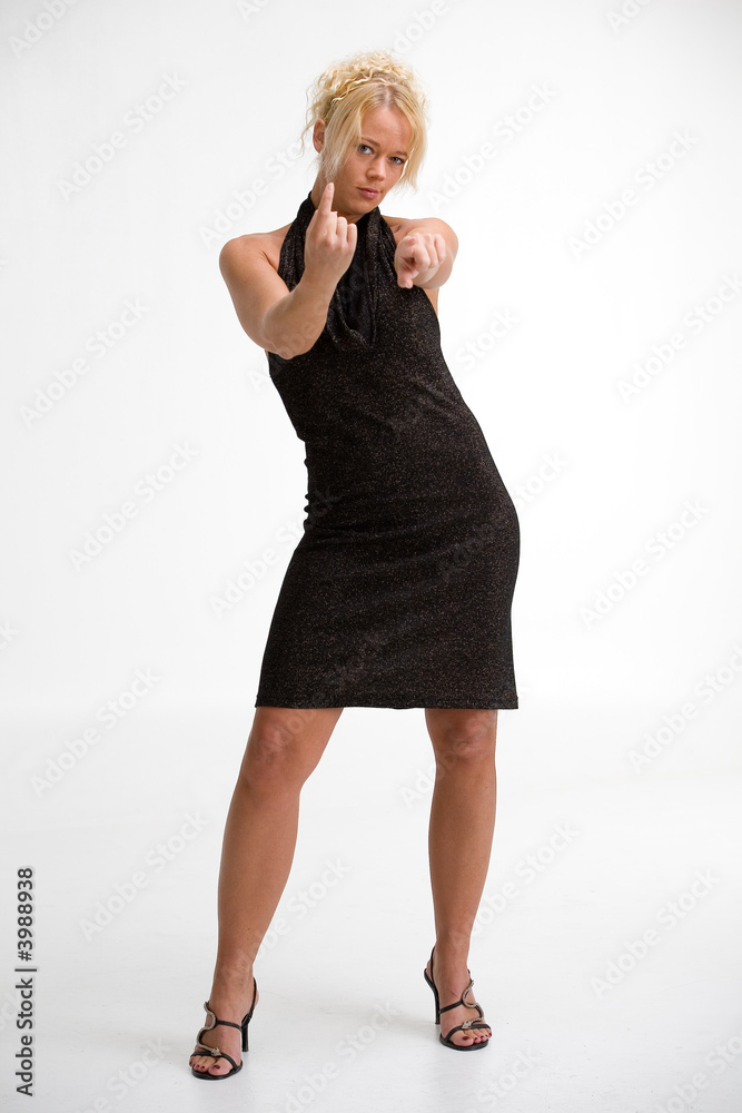 Junge Frau im schwarzen Kleid