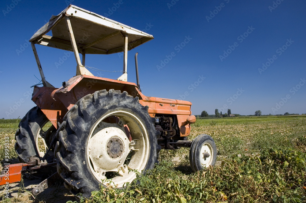 Obraz premium Traditional farm tractor