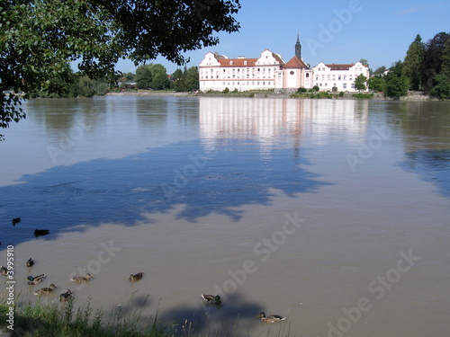 der inn fluss bei schärding mit historischem gebäude und enten