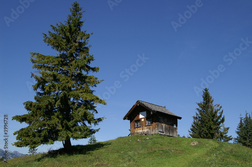 Hütte in den Bergen quer