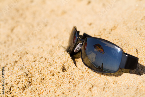 Sunglass reflets beach umbrella © Arpad Nagy-Bagoly