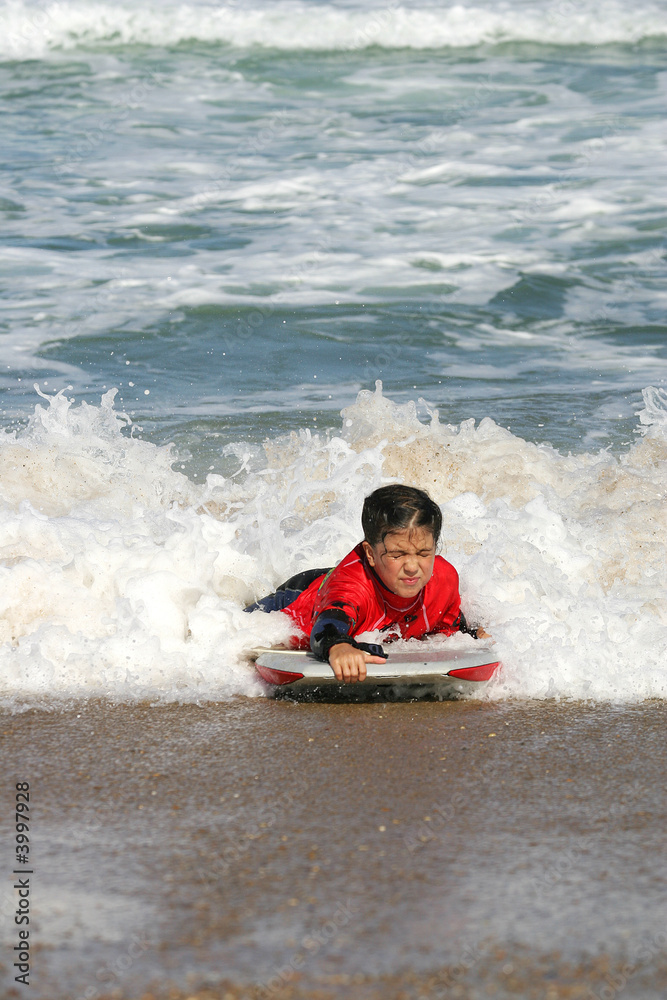 petite fille qui fait du bodyboard petite fille qui fait du bodyboard