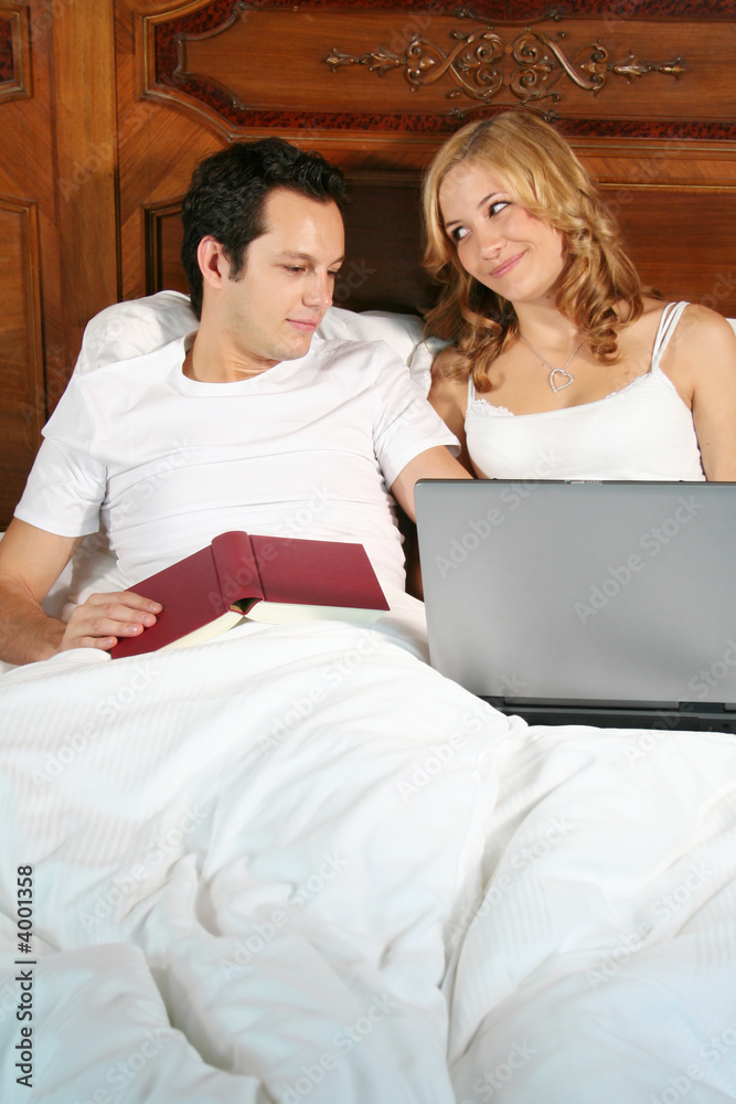 Fototapeta premium working in bed