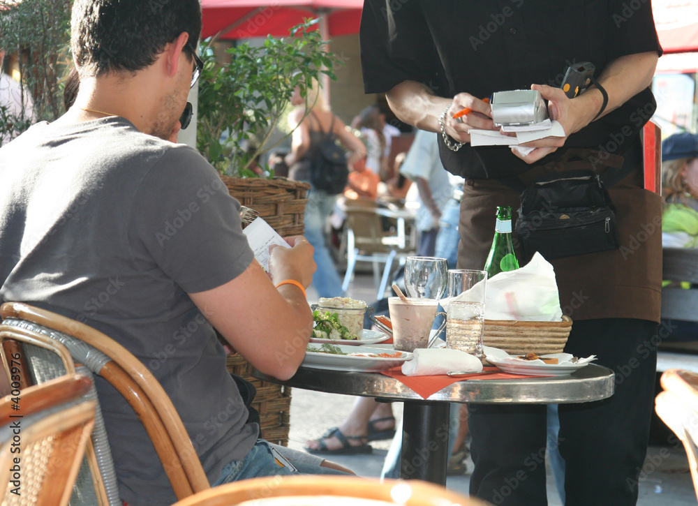 Foto paying for a meal