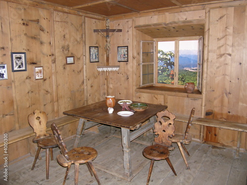 alte tiroler bauernstube mit geschnitzten möbeln