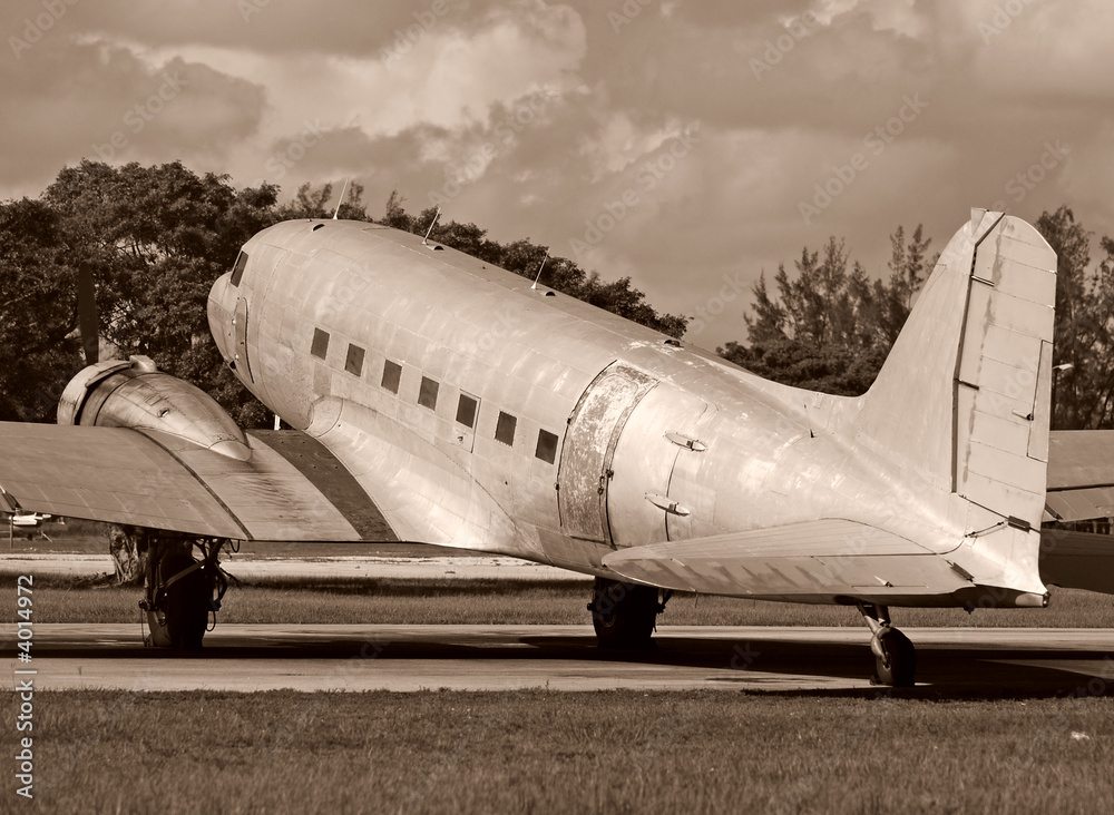 Fototapeta premium Duotone photo of wartime airplane
