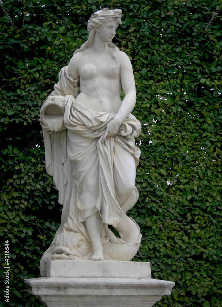statue femme haie 2