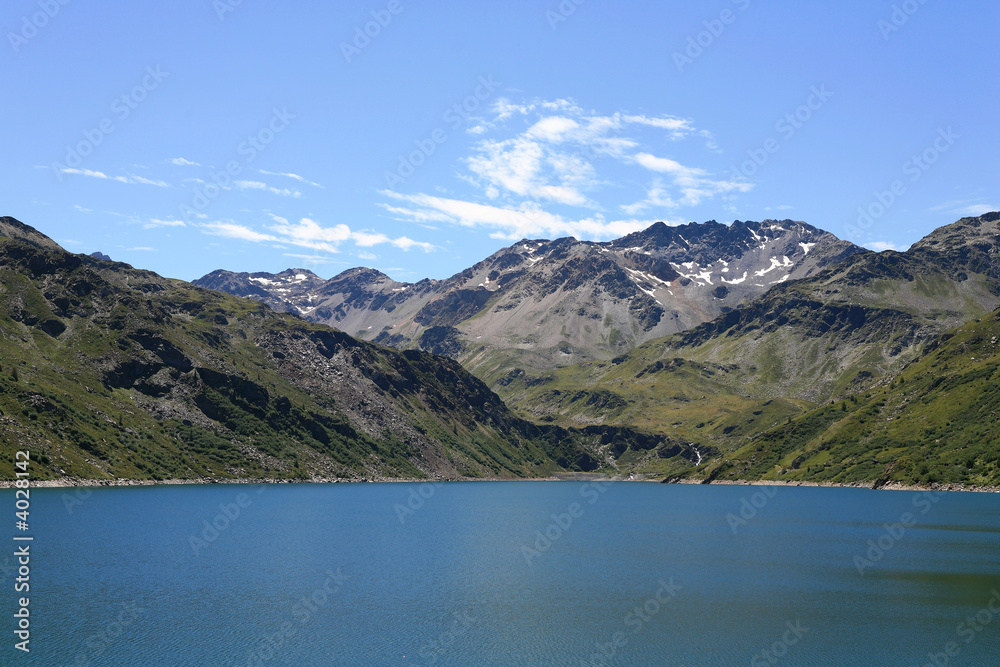 Lac et barrage de montagne
