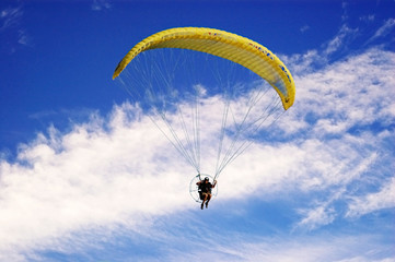 Fotobehang Luchtsport Paraglider tegen levendige blauwe lucht  © Pixel Memoirs