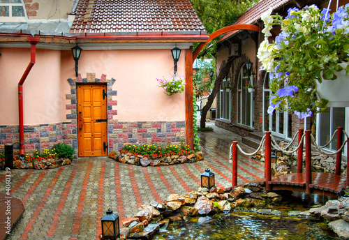 Fototapeta Naklejka Na Ścianę i Meble -  Court yard with a reservoir and flowers