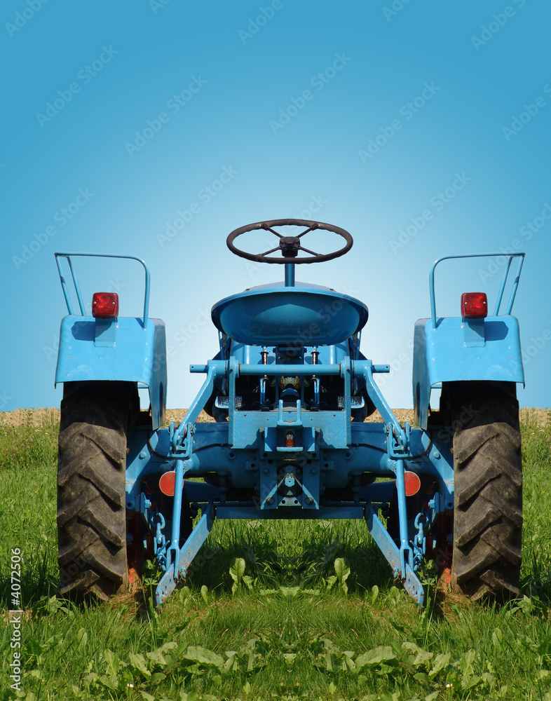 Obraz premium Traktor auf einer Wiese