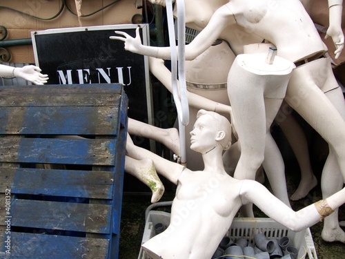 Morceaux de mannequins et palette de bois bleue
