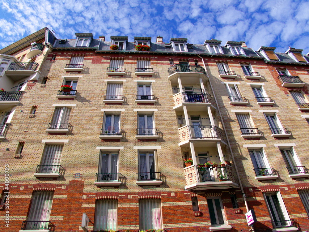 Immeubles de briques avec balcons couverts, paris