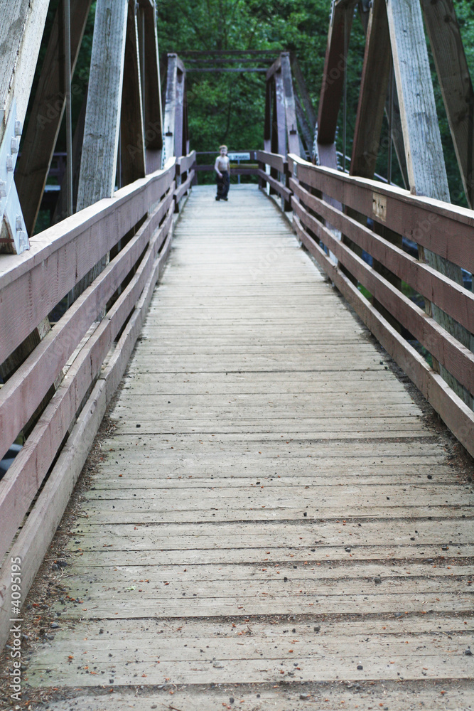 Obraz premium boy on a wooden bridge
