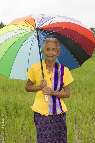 Alte Frau mit Schirm photo