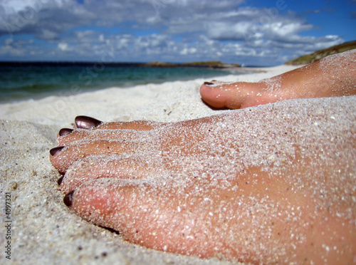 pieds de femme dans le sable