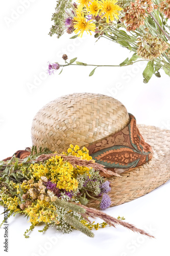 Fototapeta Naklejka Na Ścianę i Meble -  Straw hat and field flowers