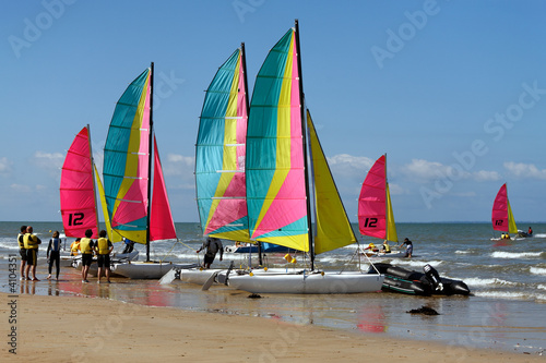 Activités sur la plage et apprentissage catamaran