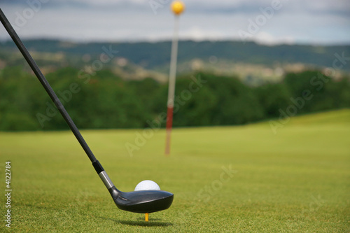 tir de golf vers le drapeau