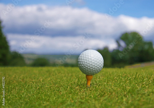 balle de golf sur le tee de départ