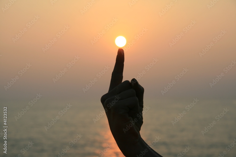toucher le soleil avec le doigt