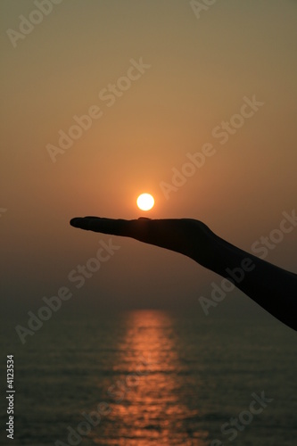 Foto main plate en dessous du coucher de soleil