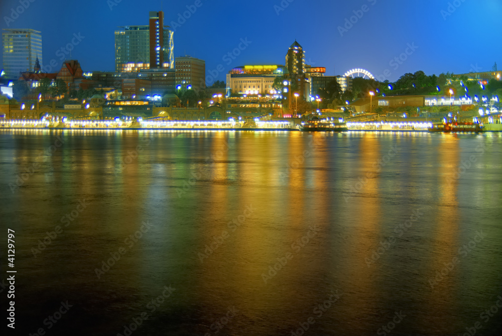 Fototapeta premium Hamburg Landungsbrücken