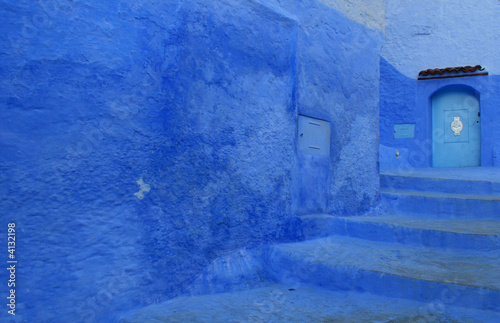 rue, porte et escalier bleus à chefchaouen © Emmanuelle Combaud