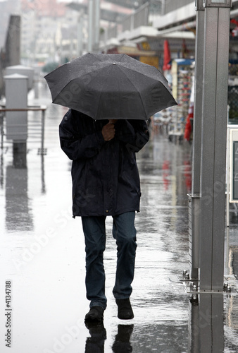 Mann Regenschirm Landungbrücken 1