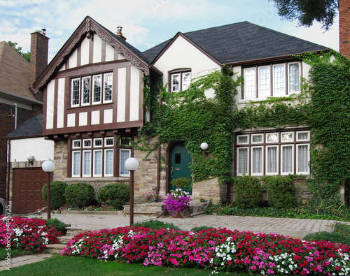 Foto Ivy covered tudor style two storey house with impatiens