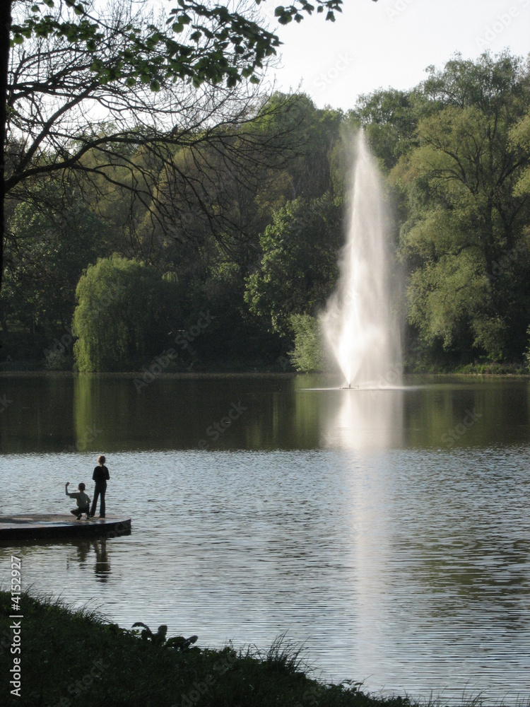 fountain in the middle of the lake+children