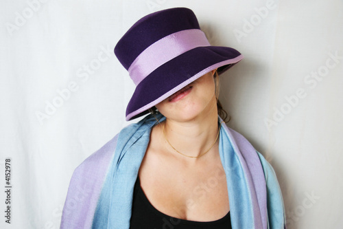 Jeune fille cachée sous un chapeau