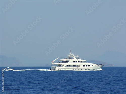 yacht en pleine mer © Melisback