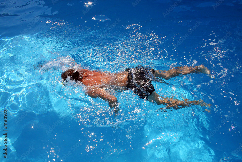 Nuotatore in azione