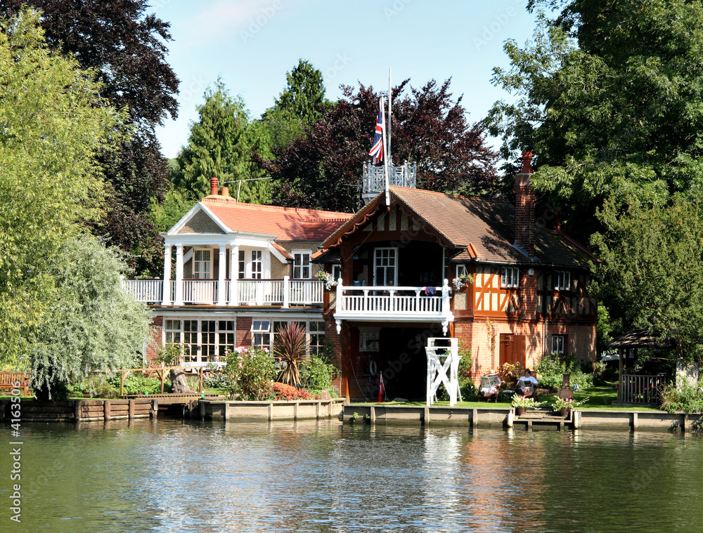 Fototapeta premium Riverside Dwelling and Boathouse on the Thames in England