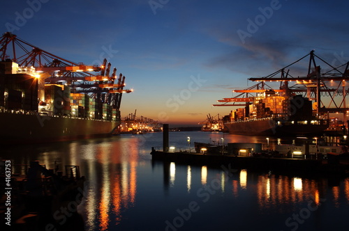 Containerhafen bei Nacht