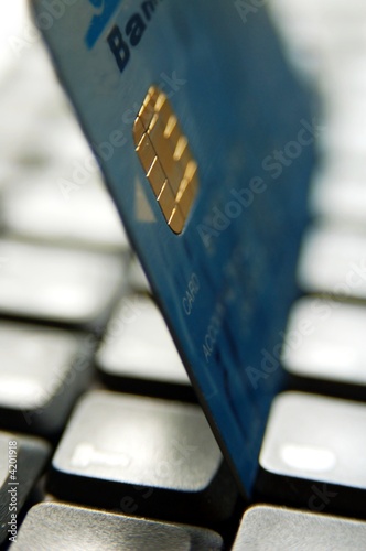 Carte de crédit sur un clavier d'ordinateur