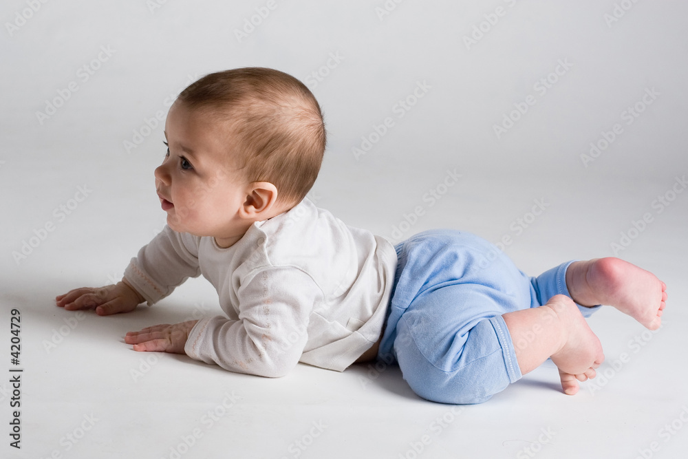 Naklejka premium Baby crowls up