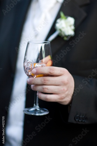 Bräutigam hält Glas