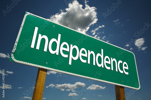 Fotografia Independence Road Sign with blue sky and clouds.