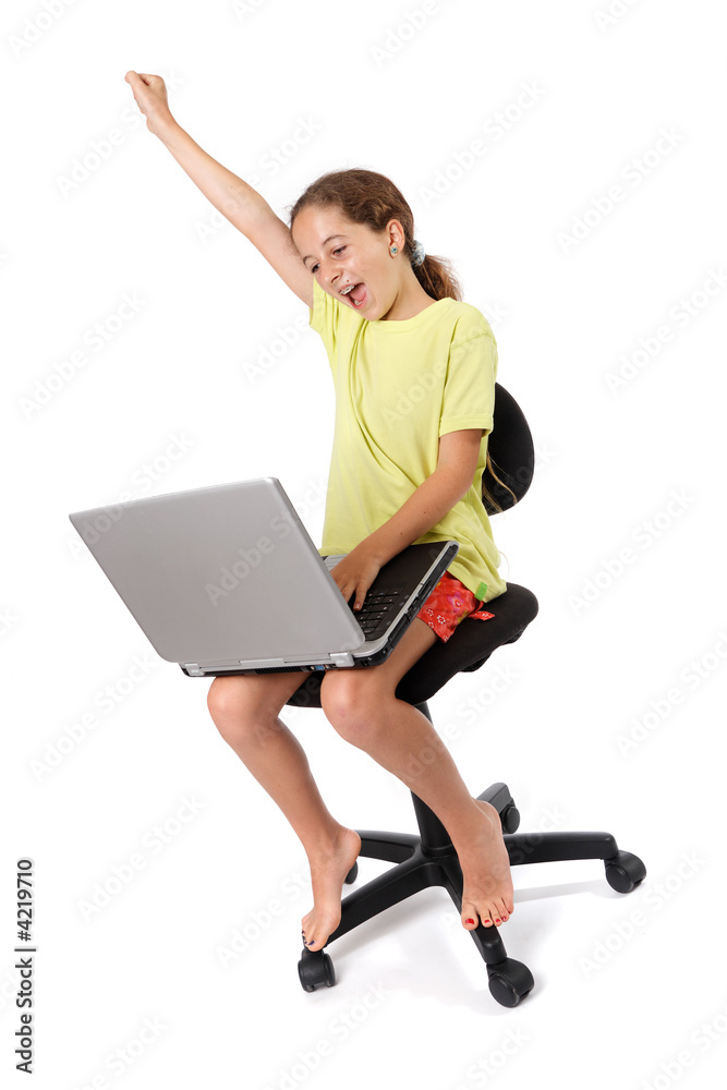 Enfant joue et gagne sur son ordinateur