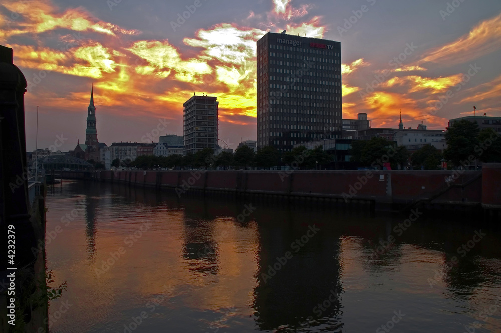 Fototapeta premium Oberhafen am Abend
