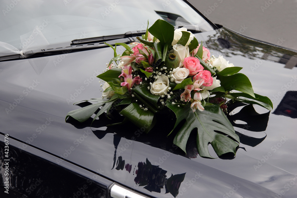 Bouquet de fleurs sur une voiture de mariés