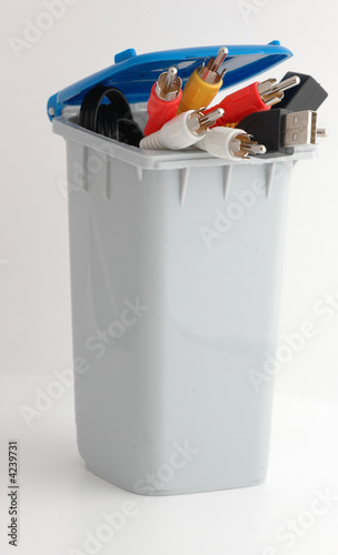Cubo de basura con cables