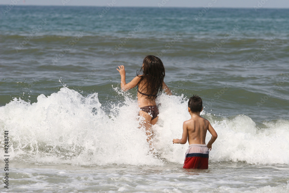 Fototapeta premium enfants qui jouent dans les vagues