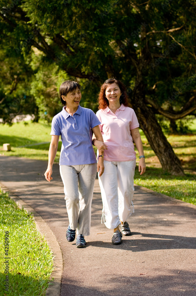 Obraz premium Women Walking Outside