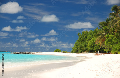 Einsamer tropischer Strand © Loocid GmbH