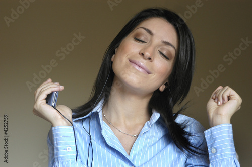 Mulher contente ouvindo musica photo