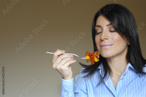 Quadro em tela Mulher comendo deliciosa comida